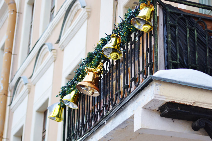 Christmas Decorating Tips for Your Apartment Balcony