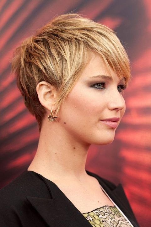 Cute-Short-Layered-Haircut-for-Thick-Hair-Side-View