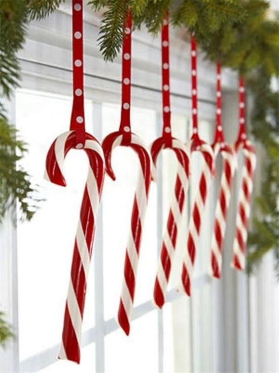 -Amazing-Christmas-Window-Décor-With-white-windows-and-wreaths-ornament.
