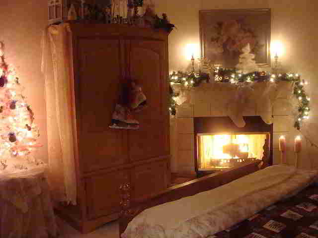 Christmas-decorating-bedroom-Ideas
