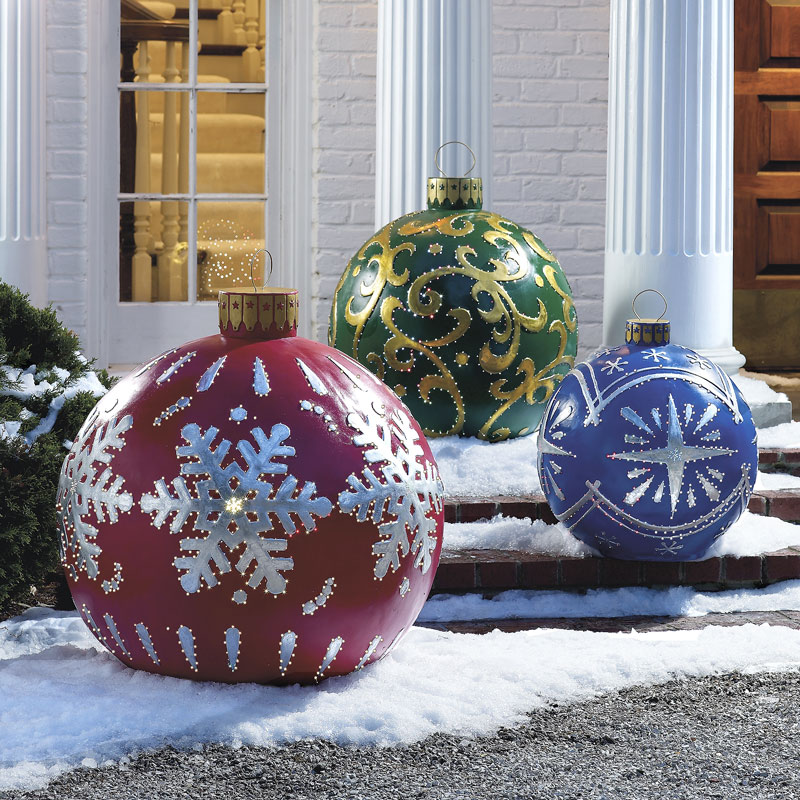 Exterior-Christmas-Decorating-Ideas-with-Giant-Baubles