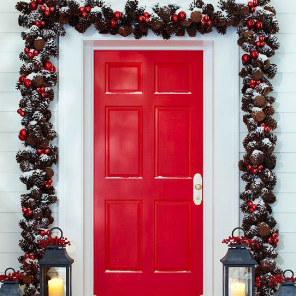 Exterior-Christmas-Decoration-Ideas-with-Door-Garland.