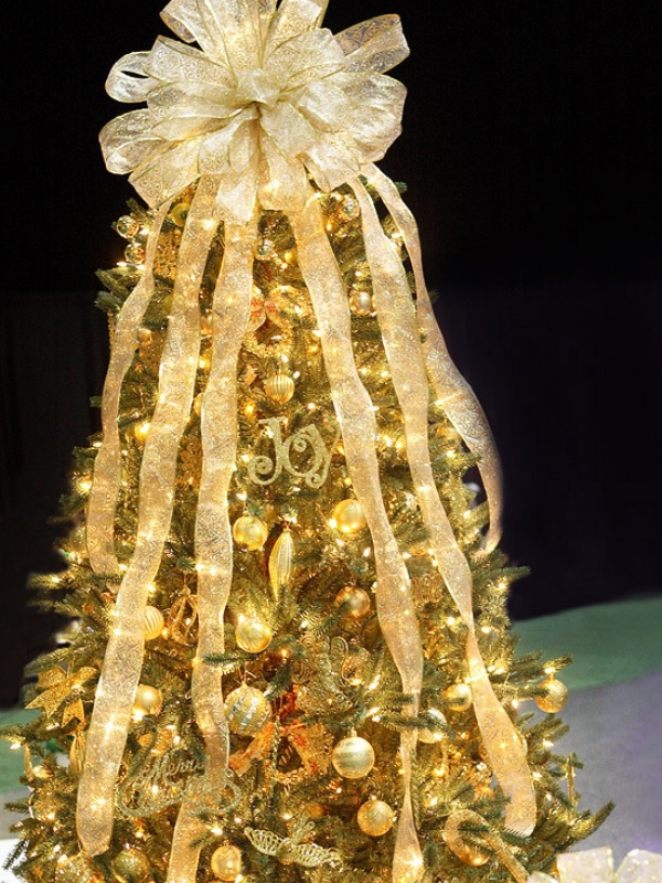 Glittering-golden-Christmas-Tree