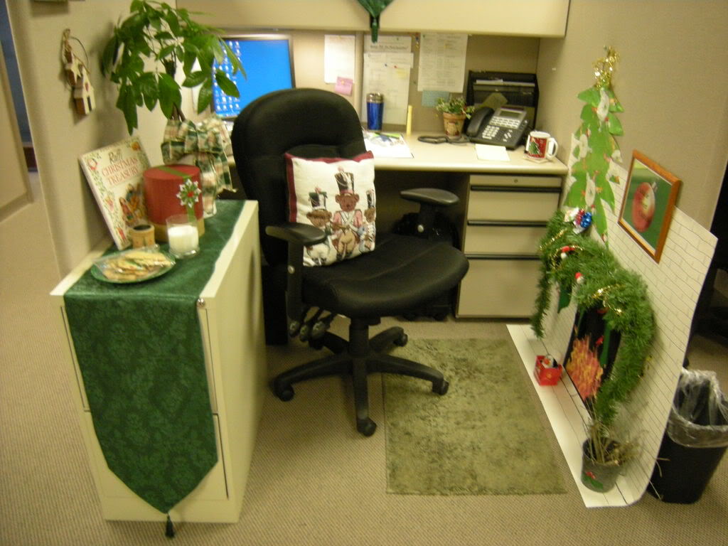 Office-Cubicle-Decorations-Small-Home-Office-Cubicle-Decoration-Christmas-Green-Theme.