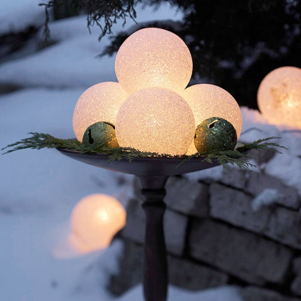 Outdoor-Christmas-Decoration-Ideas-with-Light-Bulbs-in-a-Pot