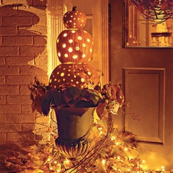 Outdoor-Halloween-Decoration-Ideas-with-Cool-Pumpkins-Design-in-Fornt-of-Door-also-Warm-Lighting-Effects.