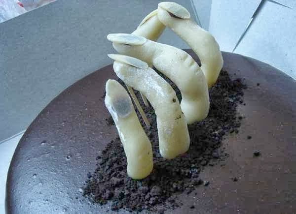 Weird_Creepy_Spooky_and_Scary_Halloween_Cakes_pale_fingers