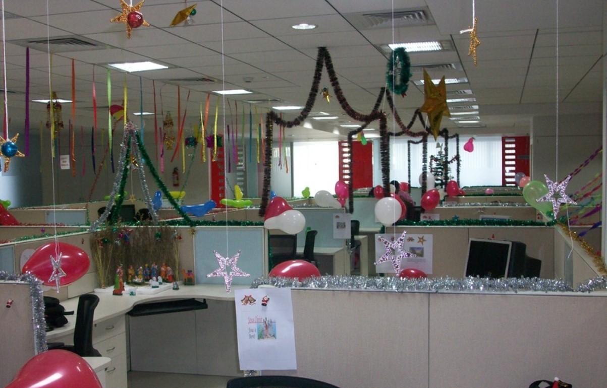 colorful-ribbon-fancy-star-ball-ornament-and-mini-wreath-plus-christmas-decoration-or-balloons-filled-on-office-room