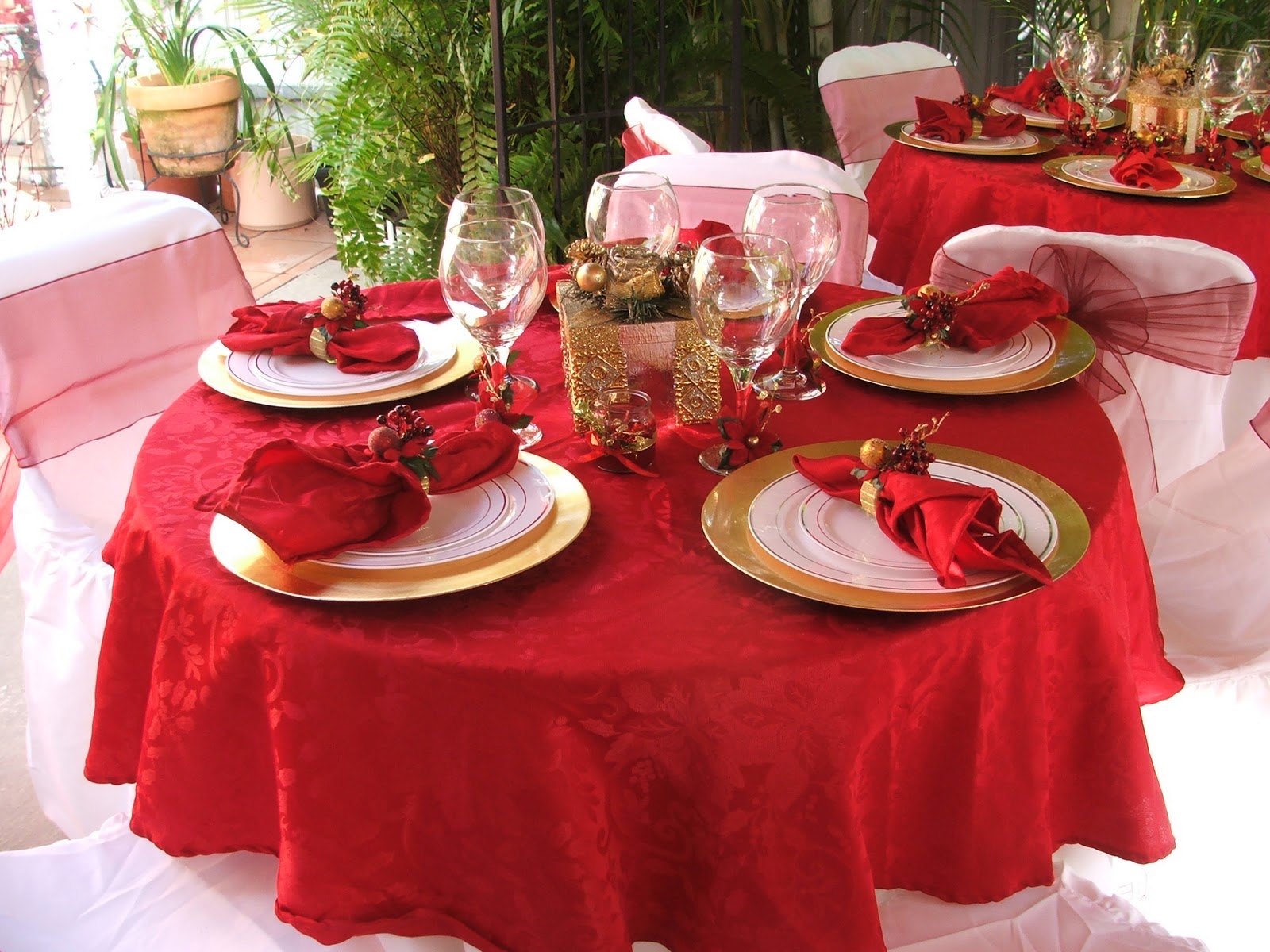 20 MOST AMAZING CHRISTMAS TABLE DECORATIONS......  Godfather Style