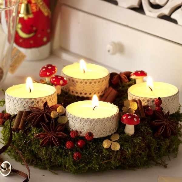 diy-festive-candle-centerpiece-christmas-table-lace-idea-forest-plants-cute-mushrooms.