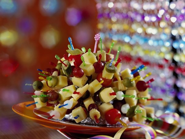 party-finger-food-ideas-cheese-hedgehog-table.