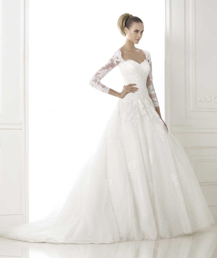 pretty-square-chapel-train-tulle-ball-gown-wedding-dress-