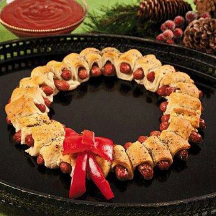 xmas Party Snack Finger Foods_Sausage rolls Christmas wreath.