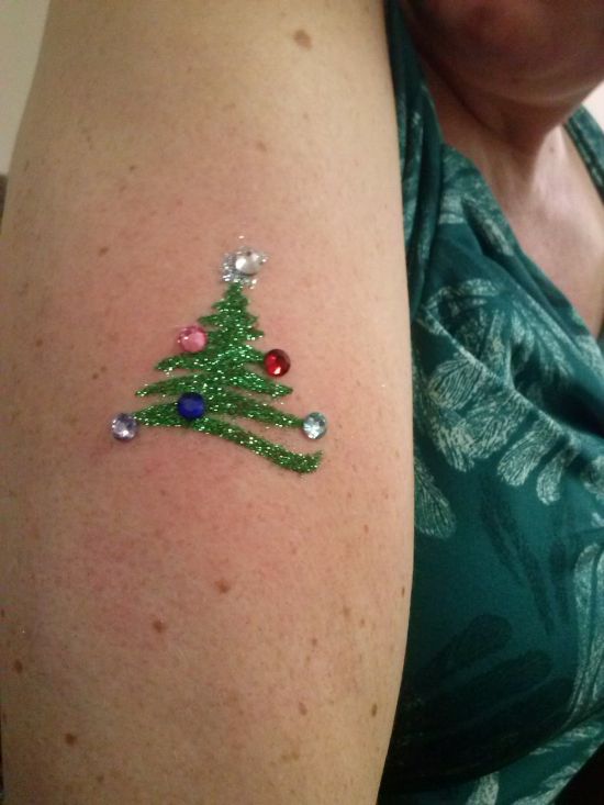 Beautiful-Christmas-tree-tattoo-with-stones.