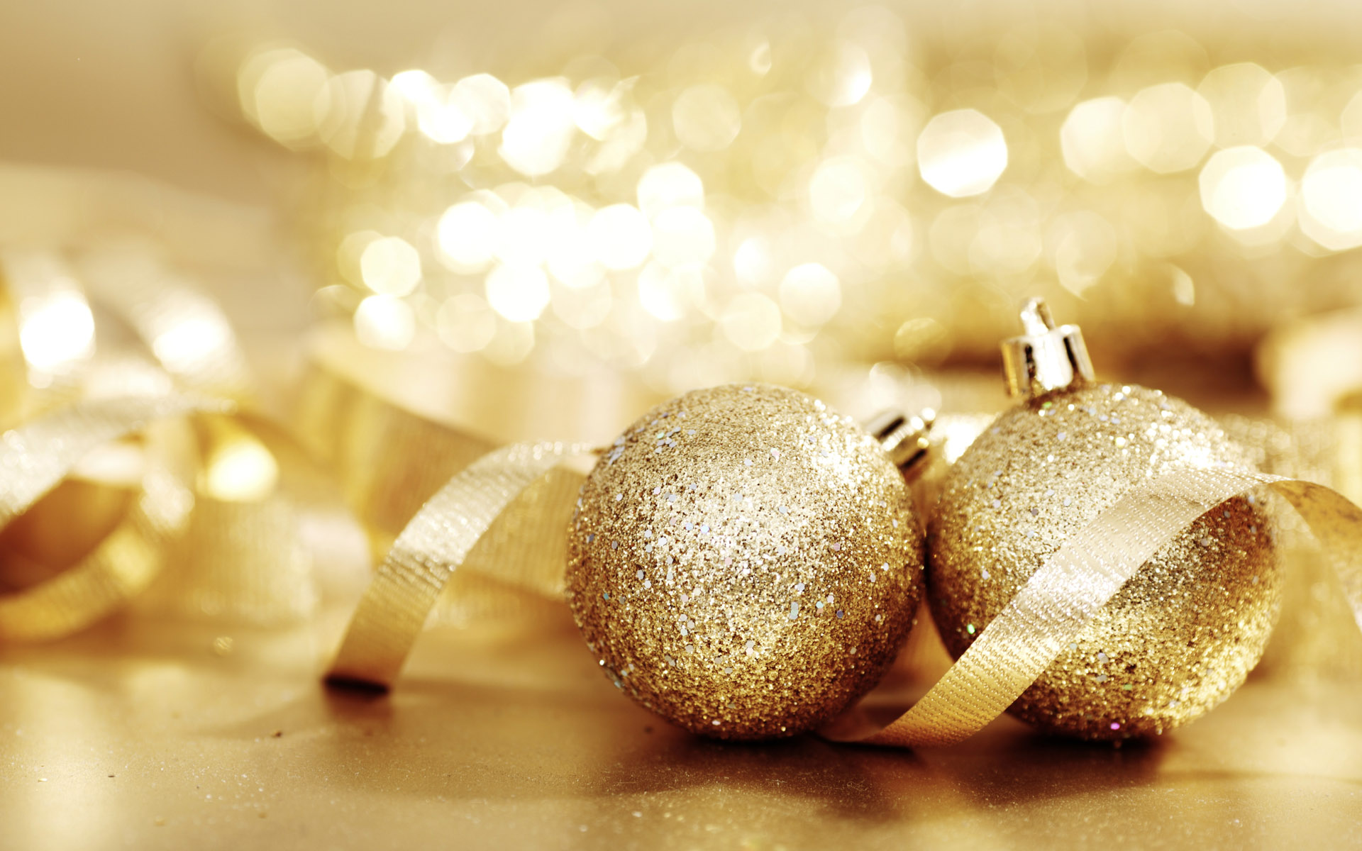 Gold_Christmas_Balls_and_ribbon.