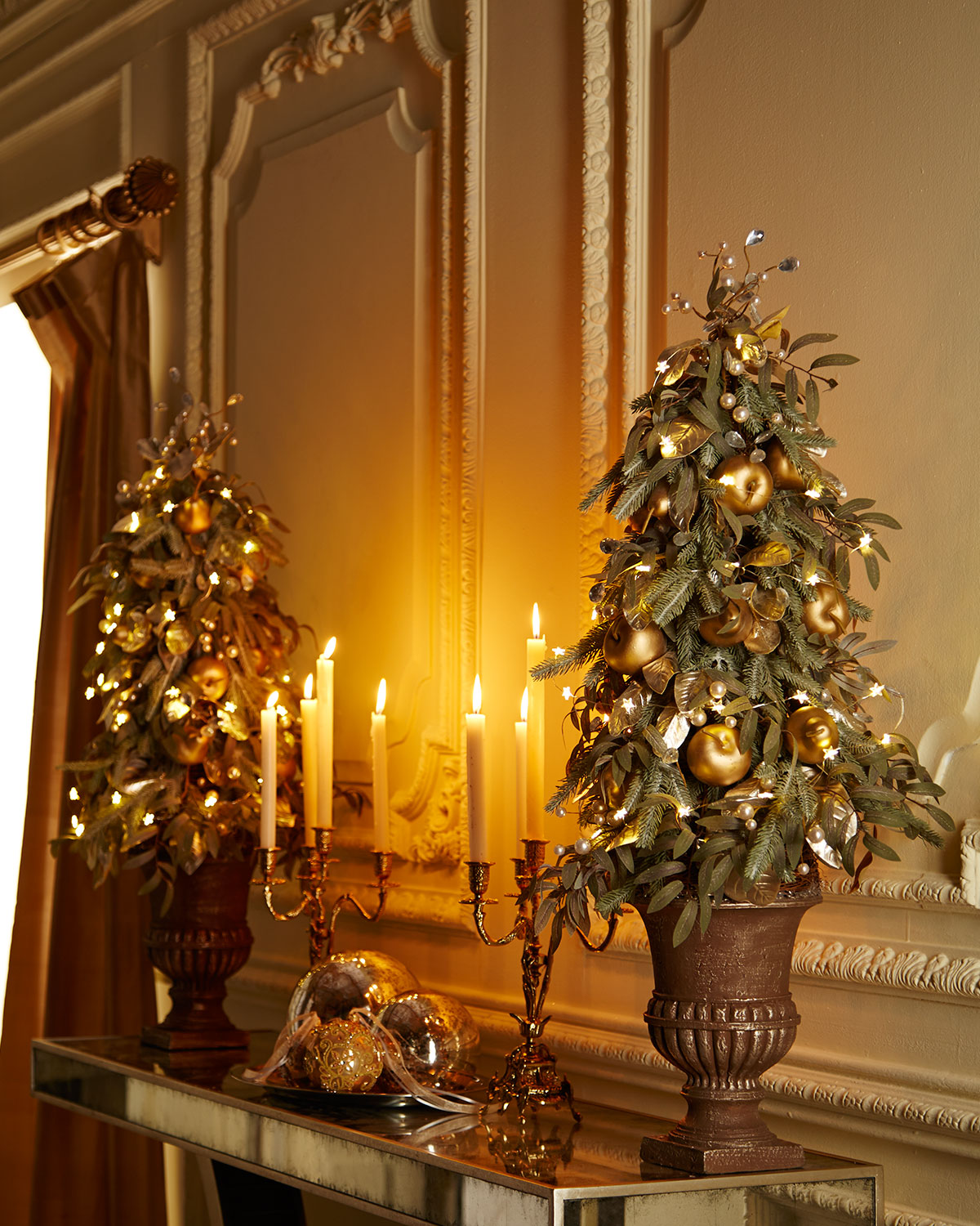 Traditional-And-Unusual-Christmas-Tree-Décor-Ideas_