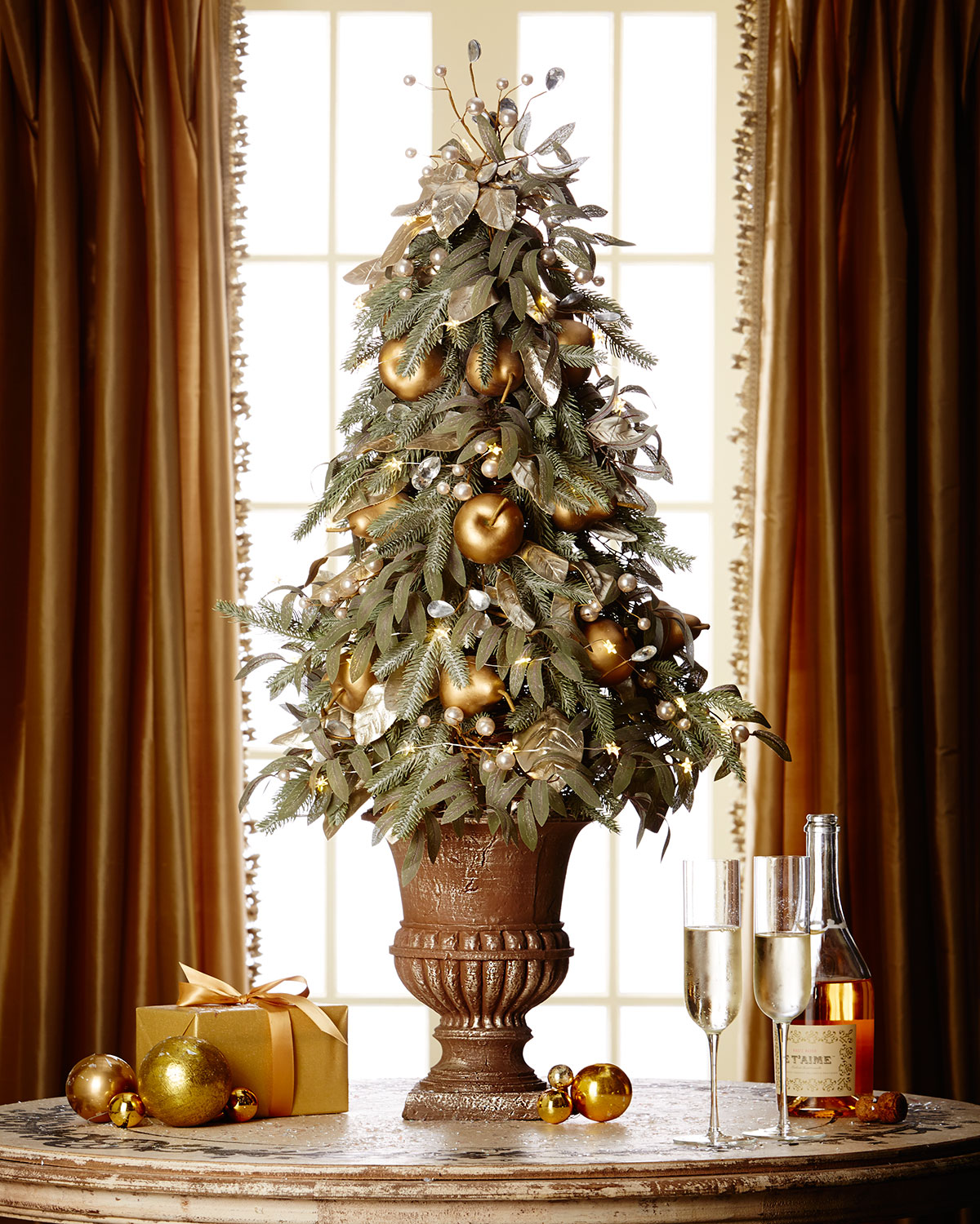 Traditional-And-Unusual-Christmas-Tree-Décor-Ideas_25