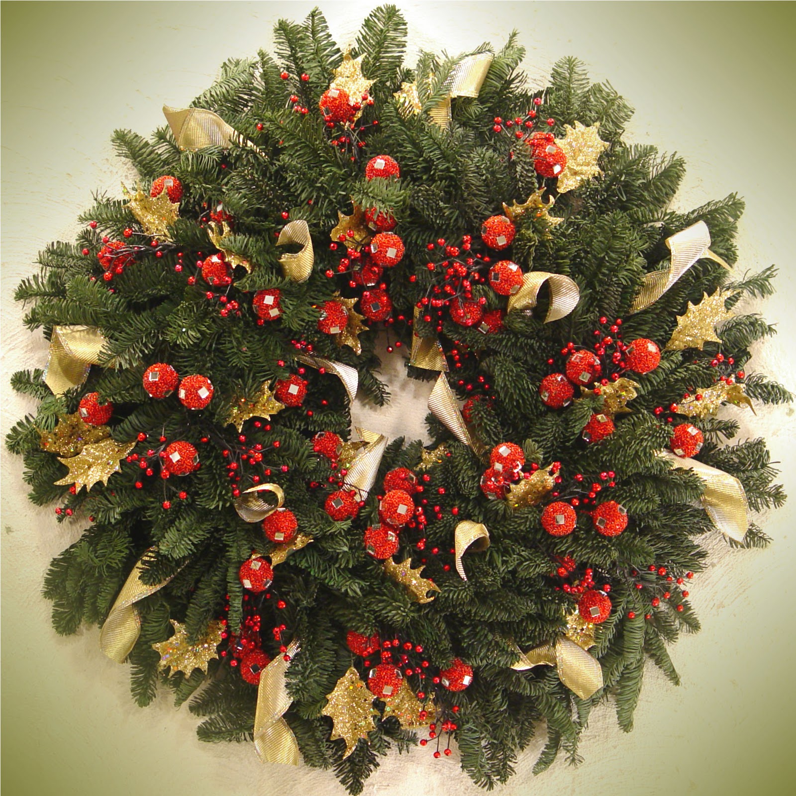 accessories-and-furniture-fresh-natural-theme-diy-christmas-front-door-wreath-design-ideas-with-fresh-evergreen-berries-cool-red-christmas-ornaments-and-lovely-glittering-gold-ribbons-simple-inspir