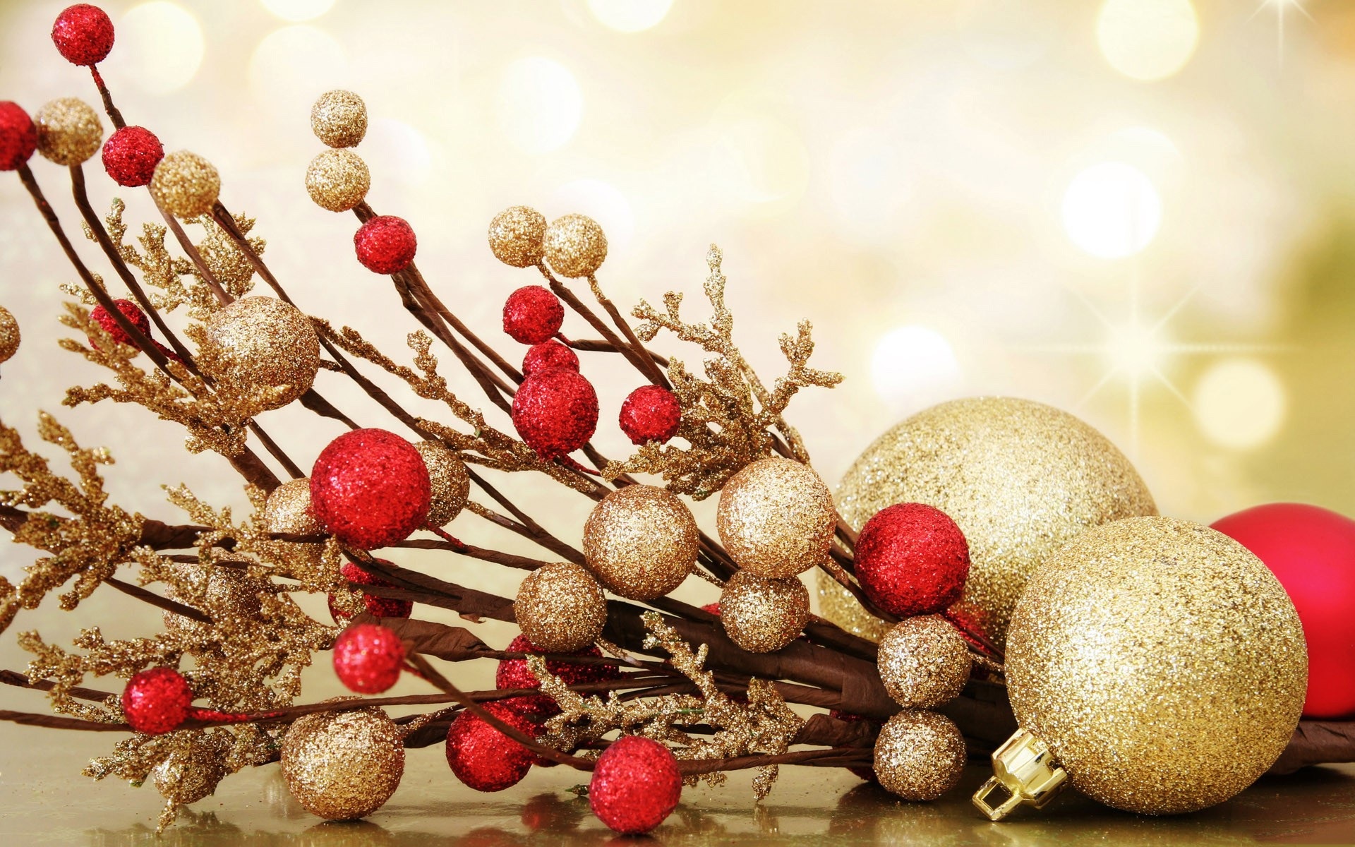 beautiful-gold-and-red-christmas-decorations.