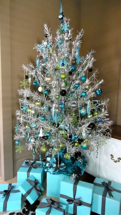 charming-silver-and-blue-christmas-decor-ideas-25.
