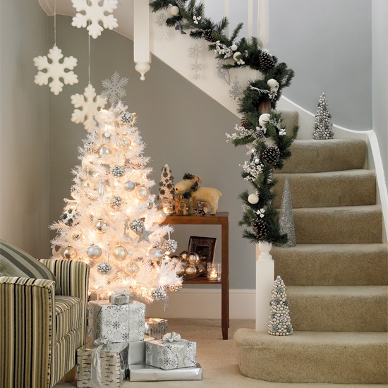 _white-christmas-tree-decorated-non-traditional-garland-stairway-silver-unique-theme-fun-wreath-ornament-holiday-modern-stylish-gorgeous-livingroom-hallway-holiday