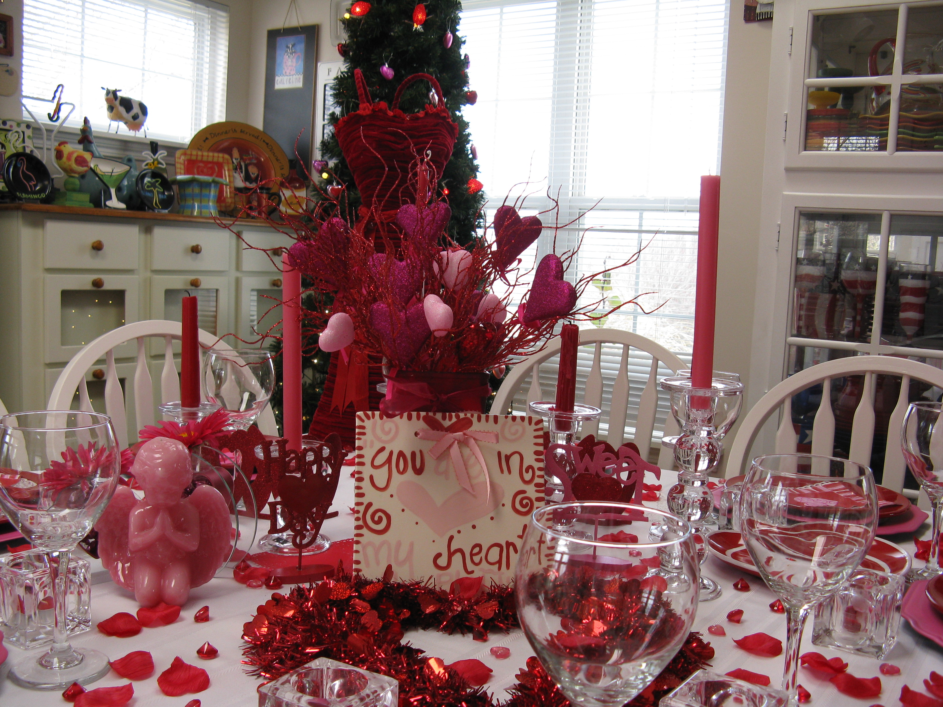 Mesmerizing-dining-table-valentines-day-decorations-ideas-with-sprinkling-rose-and-romantic-centrepiece-also-red-candle-light (1)