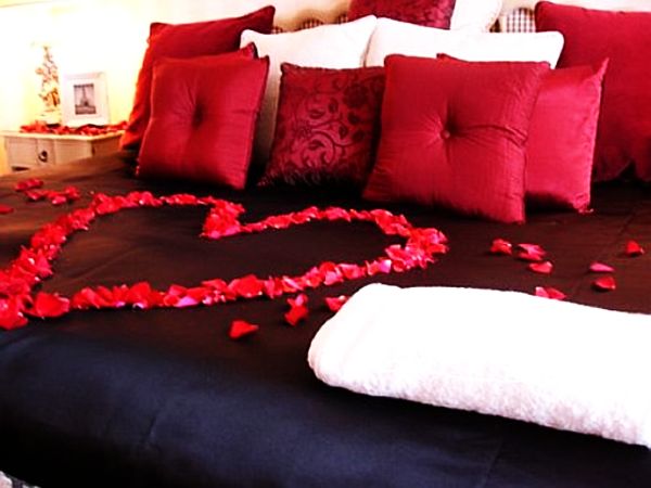 Valentines-Day-Bedroom-Decoration.