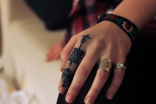 Black-Pattern-Finger-Tattoo.