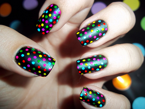 Black-polka-dots-nail-art