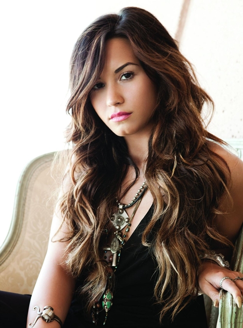Demi-Lovato-Celebrity-Long-Wavy-Hairstyles-with-Bangs