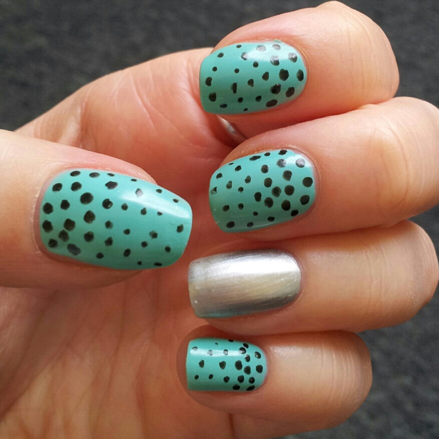 POLKA DOT NAIL ART-THE LATEST TREND TO BE FOLLOWED - Godfather Style