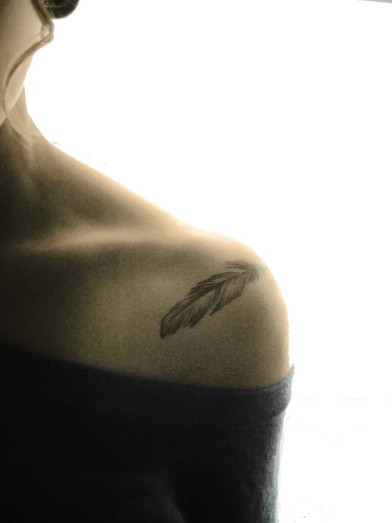 Small-Feather-Tattoo-On-Shoulder.