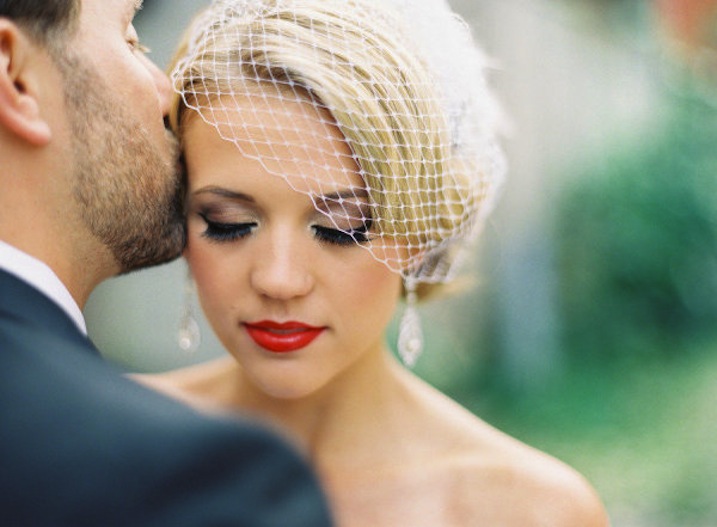 Stunning-bridal-beauty-inspiration-wedding-makeup-ideas-retro-red-lips..j