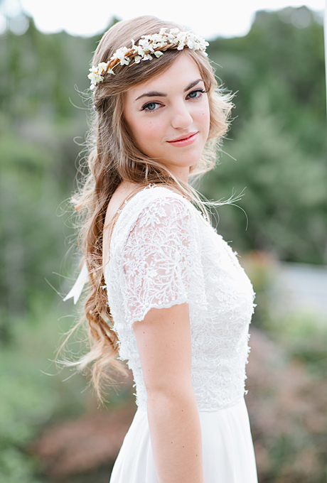 flower-crowns-floral-crowns-wedding-hairstyle-ideas-rustic-white-flower-crown