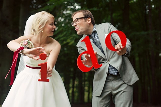 funny wedding photo poses red style.