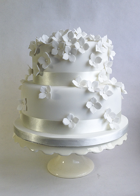 small-hydrangea-wedding-cake.