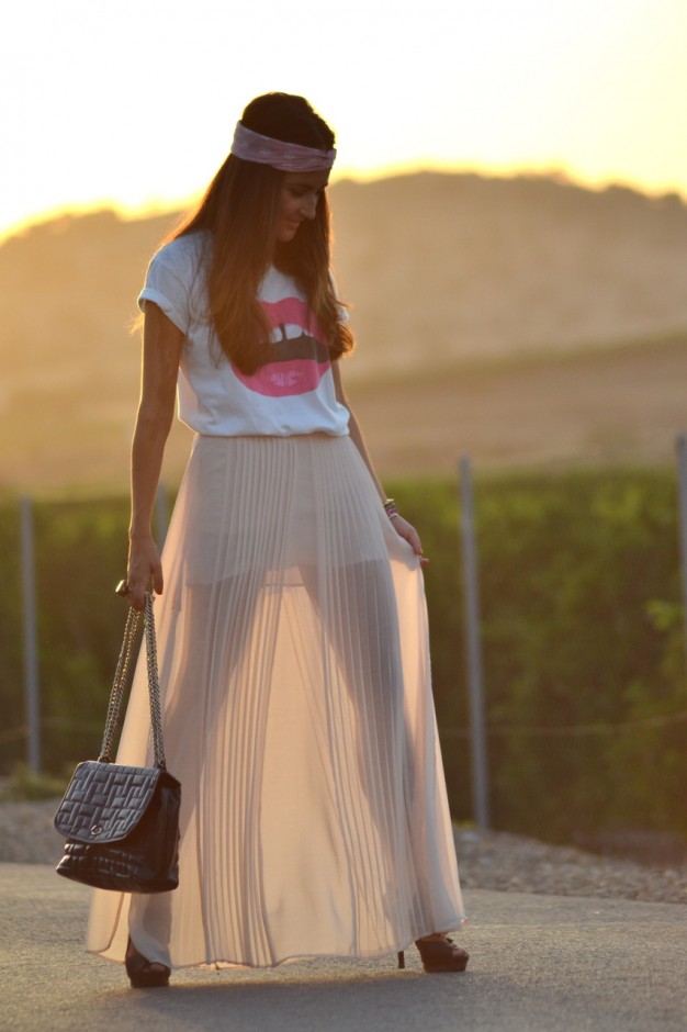 Beige-Pleated-Skirt-Outfit-Idea.