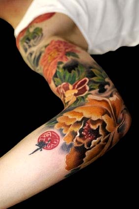 Bright-colour-synthesis-sleeve-tattoo-flower-tatouaz-maniki.