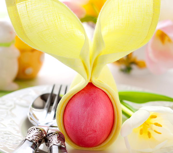 Easter-table-decorations-napkin-folding-ideas-easter-eggs.