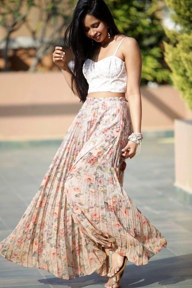 Floral-Outfit-Idea-with-Pleated-Skirt