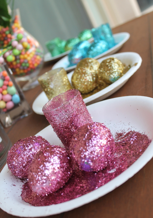 How-to-make-DIY-Easter-decorations-with-glittery-eggs.