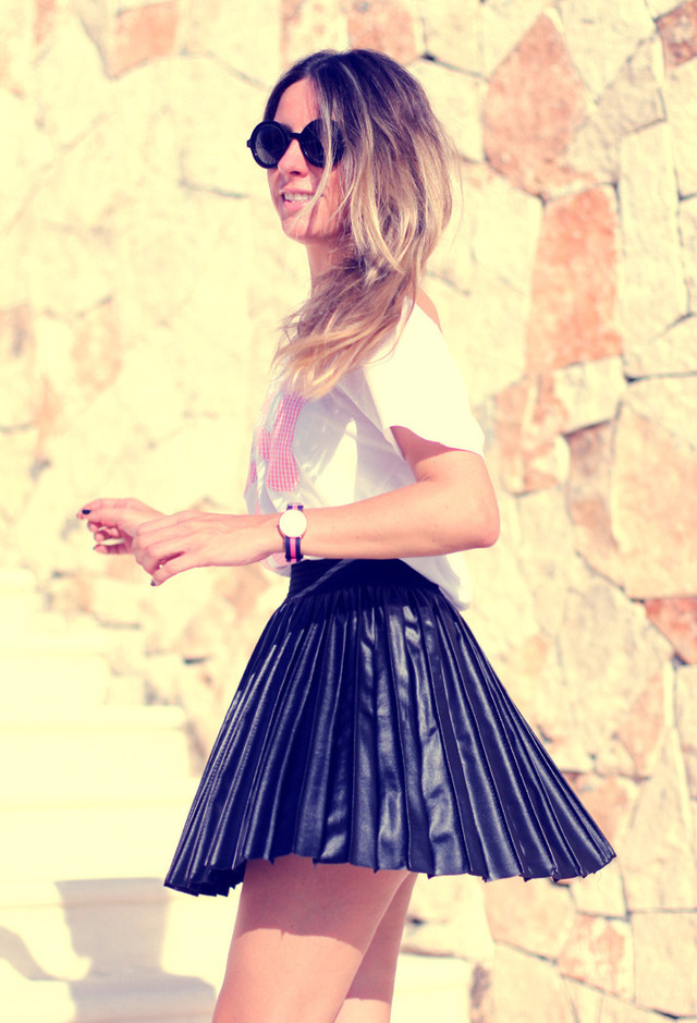 Pleated-Short-Skirt-Outfit-Idea-for-Young-Women.