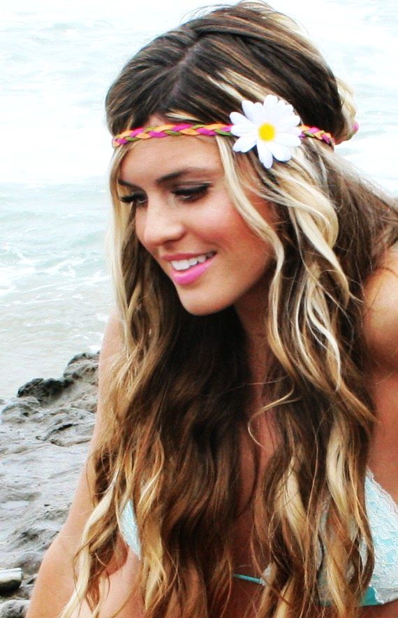 Pretty-Beach-Hairstyle-with-A-Flower-Headband.