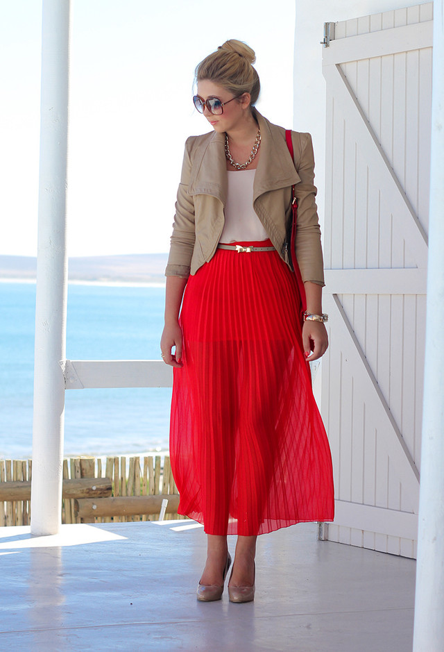 Red-Pleated-Skirt-Outfit-Idea-with-a-Short-Blazer.