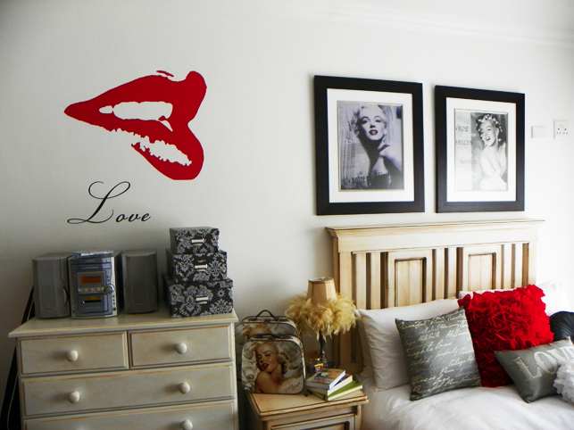 Red_lips_wall_decal_