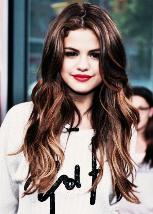 Selena-Gomez-Long-Layered-Haircut-Romantic-tousled-layers