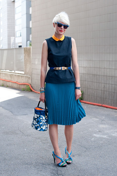 Summer-Work-Outfit-Idea-A-Knee-Length-Pleated-Skirt.