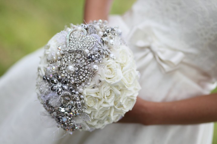 brooch-bridal-bouquet-with-tulle-pearls.original-