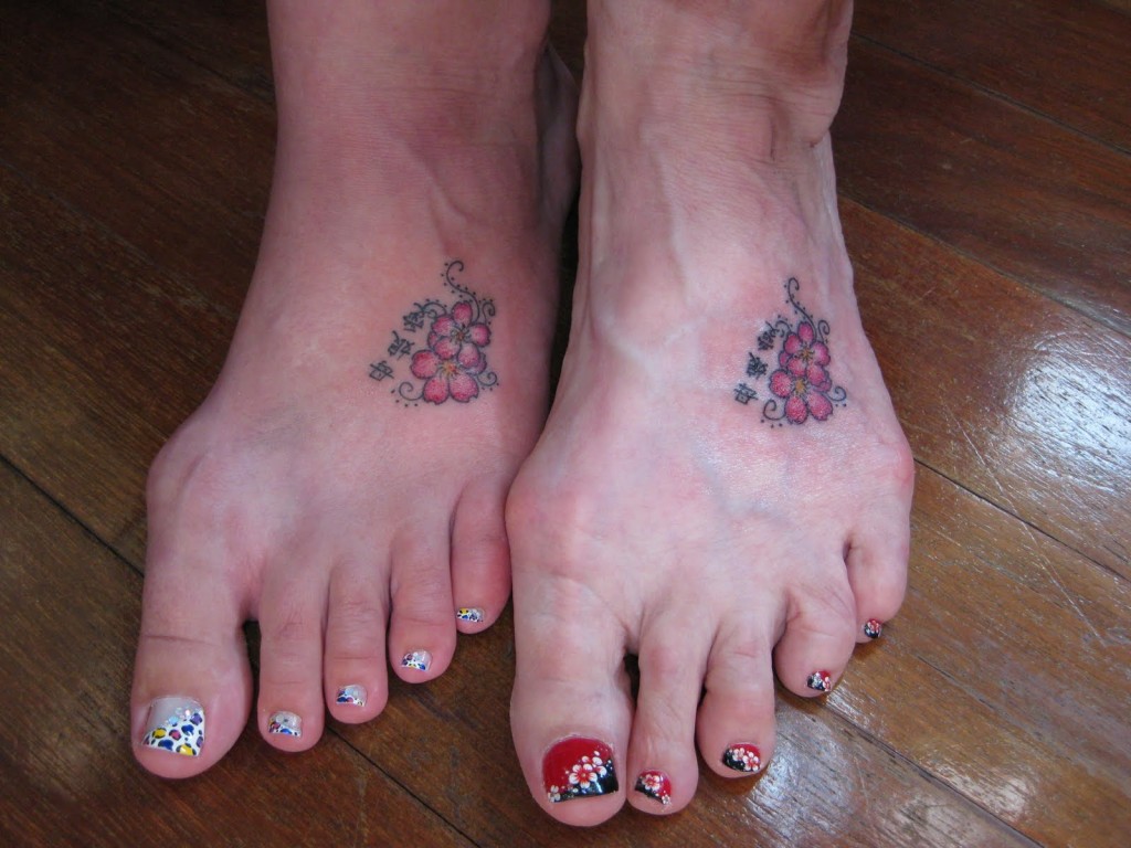 flower-mother-daughter-tattoo-on-foot-