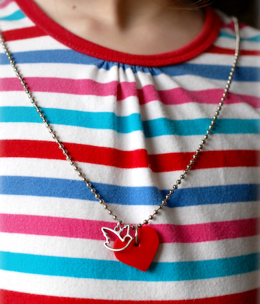 happy-valentines-day-necklace-step-by-step-tutorial-gelentines-day-girl-daughter-friend-scissorsandspice.